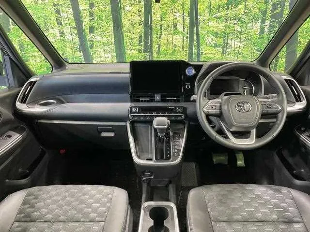 Toyota Voxy 2022 — миниатюра 2