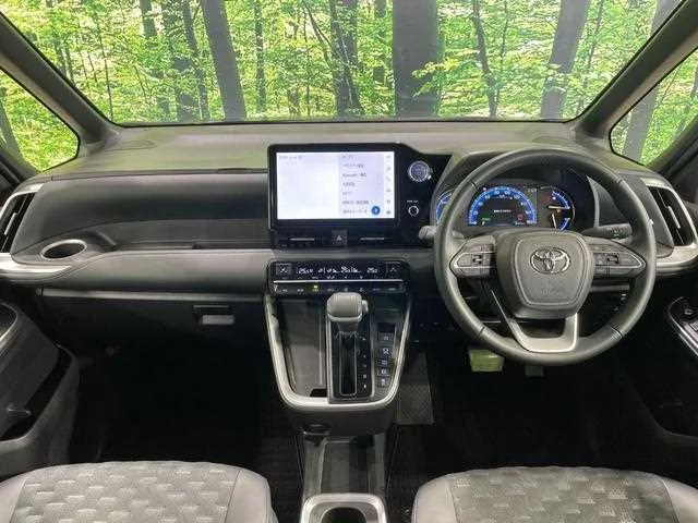 Toyota Voxy 2022 — миниатюра 2