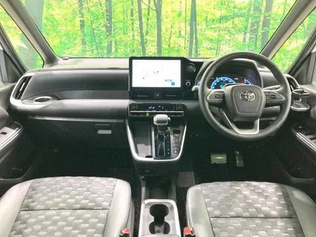 Toyota Voxy 2023 — миниатюра 2