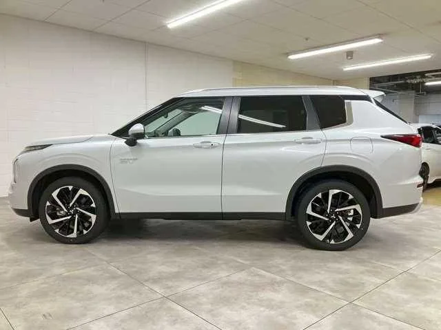 Mitsubishi Outlander 2023 — миниатюра 5
