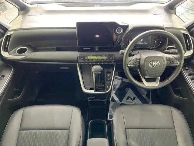 Toyota Noah 2022 — миниатюра 2