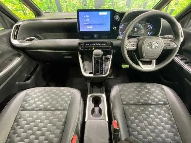 Toyota Voxy 2024 — миниатюра 2