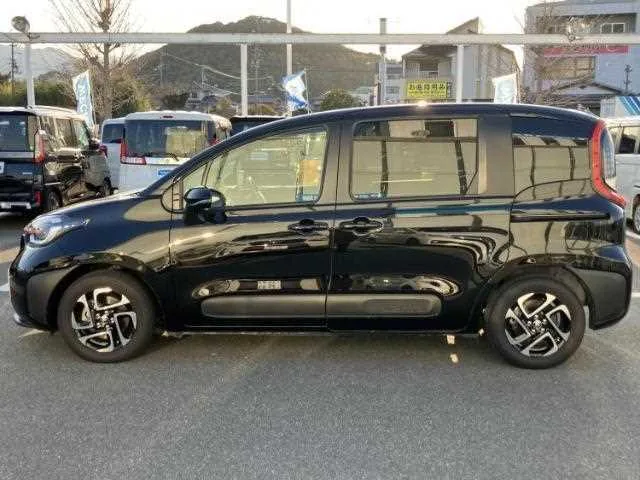 Toyota Sienta 2022 — миниатюра 2