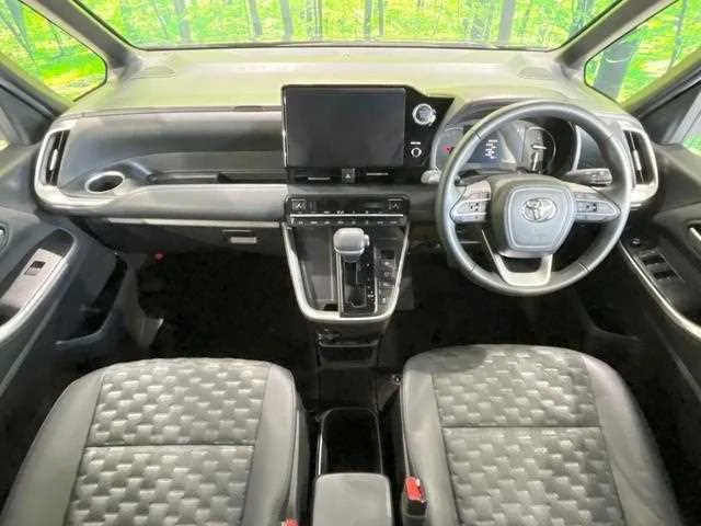 Toyota Voxy 2023 — миниатюра 2