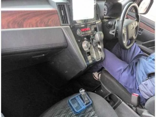 Mitsubishi Delica D5 2023 — миниатюра 3
