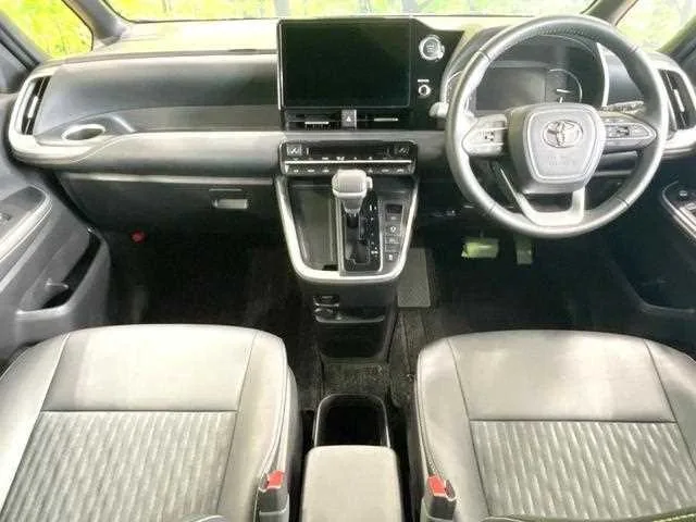 Toyota Noah 2022 — миниатюра 2
