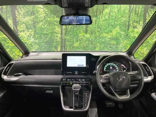 Toyota Voxy 2023 — миниатюра 2