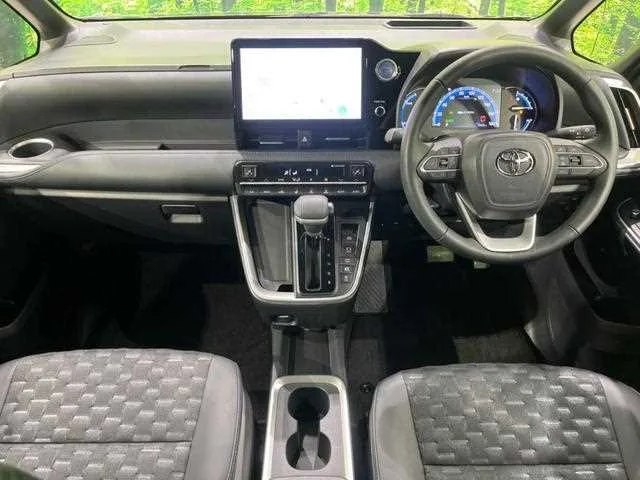Toyota Voxy 2023 — миниатюра 2