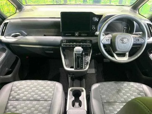 Toyota Voxy 2024 — миниатюра 2
