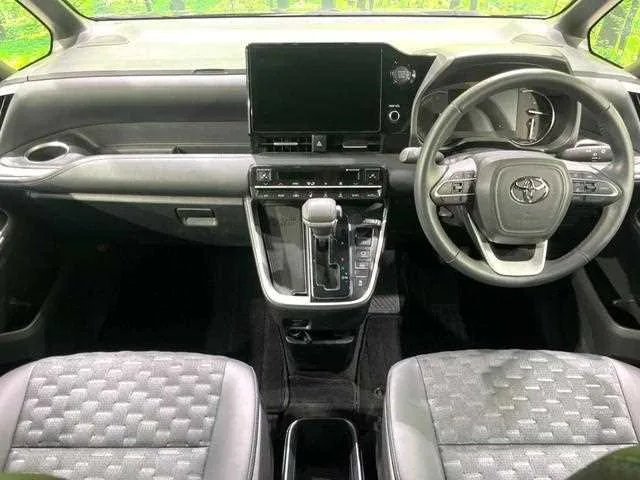 Toyota Voxy 2024 — миниатюра 2