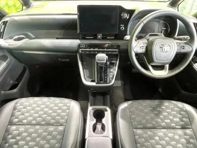 Toyota Voxy 2024 — миниатюра 2