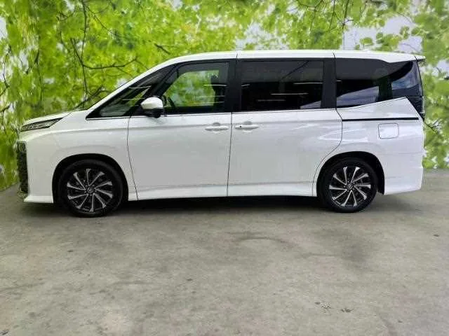 Toyota Voxy 2023 — миниатюра 2