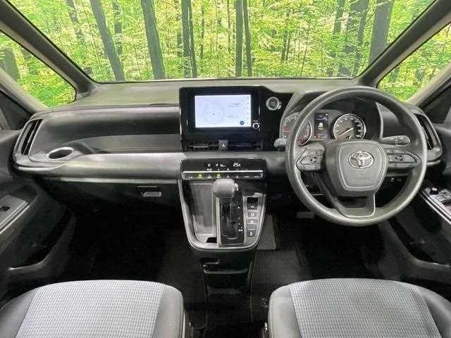 Toyota Noah 2022 — миниатюра 2