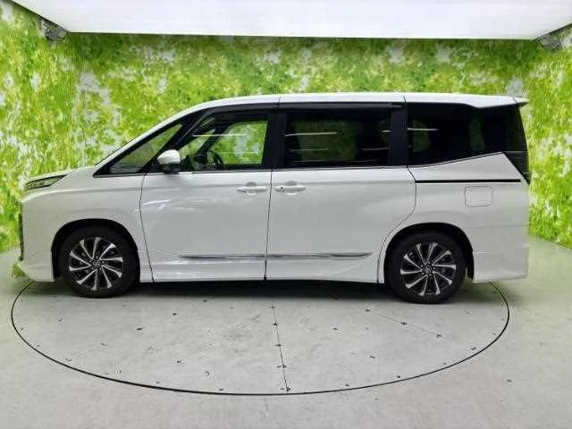 Toyota Voxy 2025 — миниатюра 2