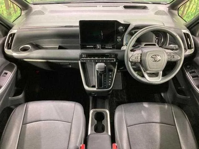 Toyota Voxy 2024 — миниатюра 2