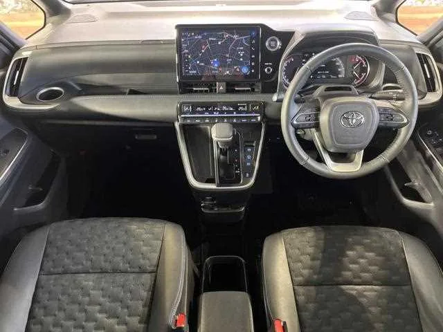 Toyota Voxy 2023 — миниатюра 2