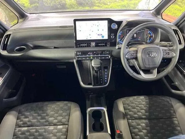 Toyota Voxy 2022 — миниатюра 2