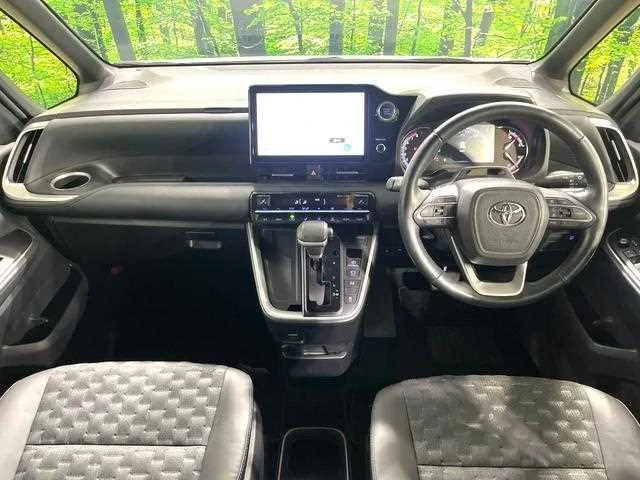 Toyota Voxy 2023 — миниатюра 2