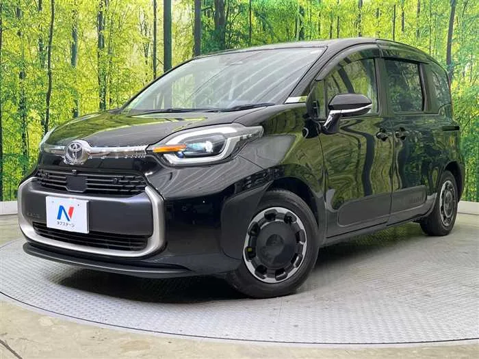 Toyota Sienta 2023 — фото 1, купить с доставкой в Москву