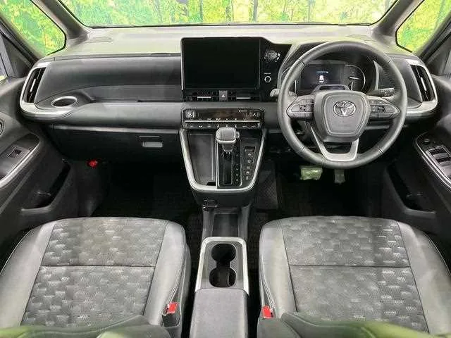 Toyota Voxy 2023 — миниатюра 2