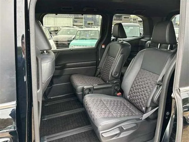 Toyota Voxy 2023 — миниатюра 5