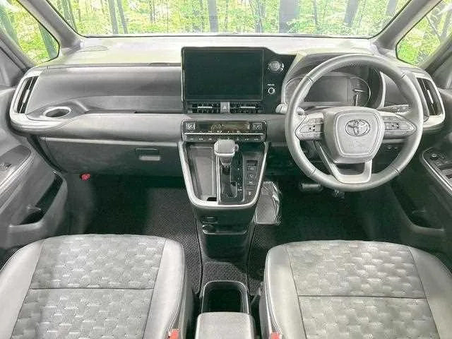 Toyota Voxy 2025 — миниатюра 2