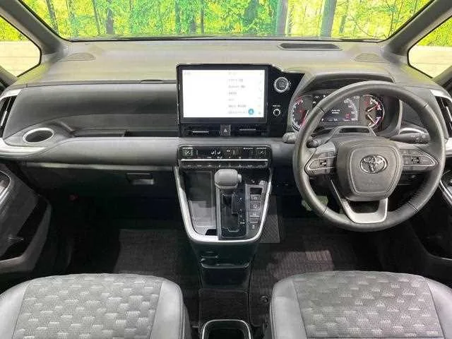 Toyota Voxy 2023 — миниатюра 2