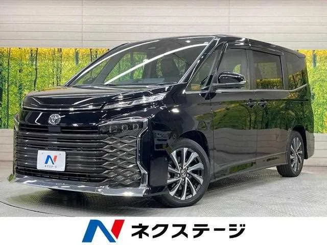 Toyota Voxy 2023 — фото 1, купить с доставкой в Москву