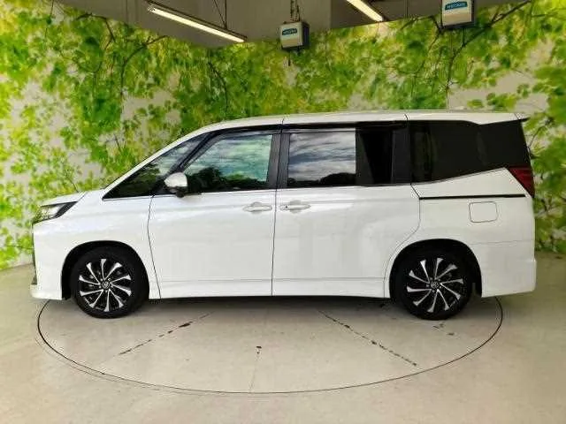 Toyota Noah 2022 — миниатюра 2