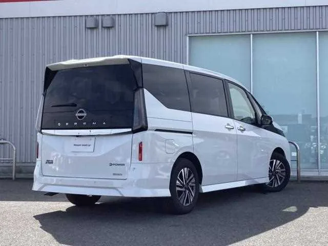 Nissan Serena 2025 — миниатюра 2
