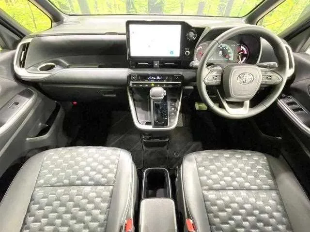 Toyota Voxy 2023 — миниатюра 2