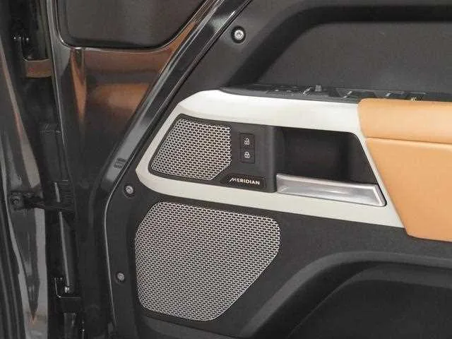 Land Rover Defender 2023 — миниатюра 3