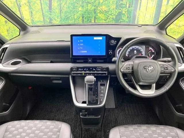 Toyota Voxy 2024 — миниатюра 2
