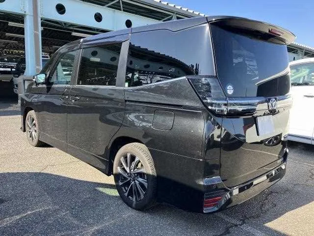 Toyota Voxy 2024 — миниатюра 2