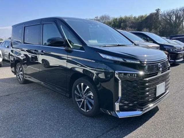 Toyota Voxy 2024 — фото 1, купить с доставкой в Москву