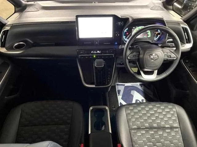 Toyota Voxy 2024 — миниатюра 2