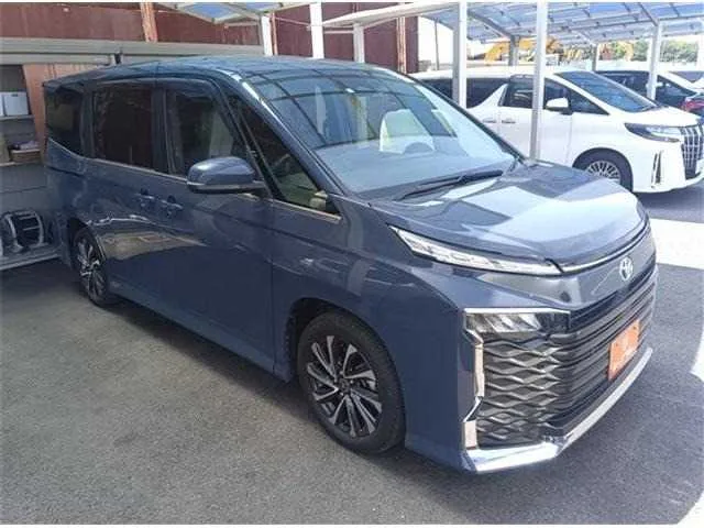 Toyota Voxy 2023 — фото 1, купить с доставкой в Москву