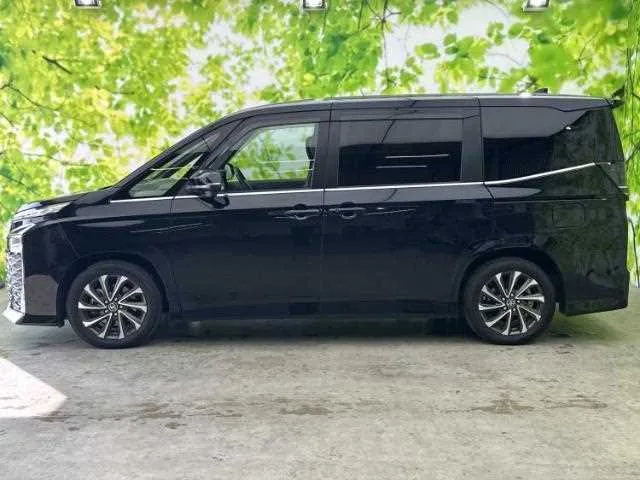 Toyota Voxy 2023 — миниатюра 2