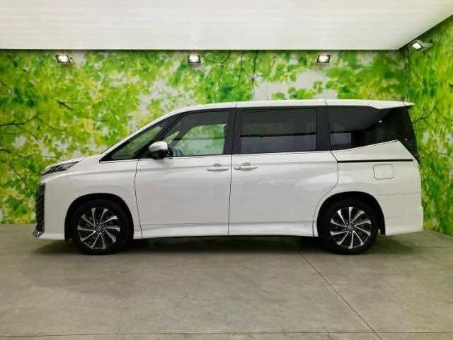 Toyota Voxy 2022 — миниатюра 2