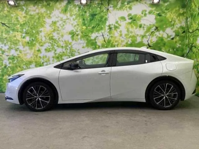 Toyota Prius Z 2023 — миниатюра 2