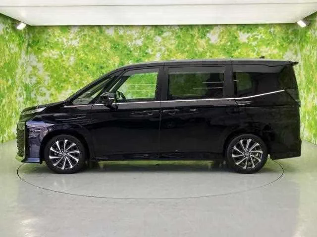 Toyota Voxy 2024 — миниатюра 2