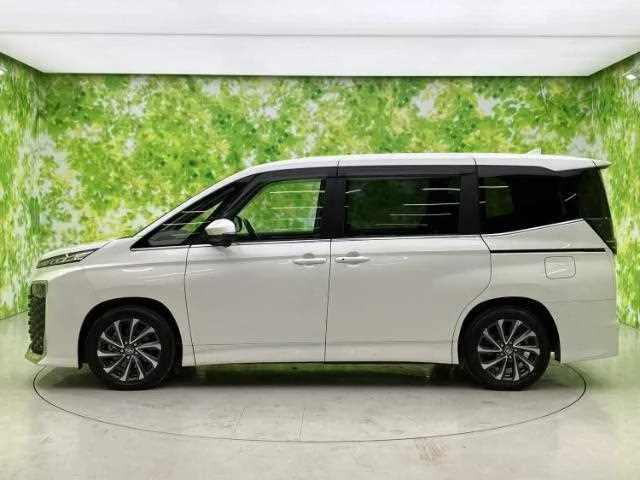 Toyota Voxy 2023 — миниатюра 2