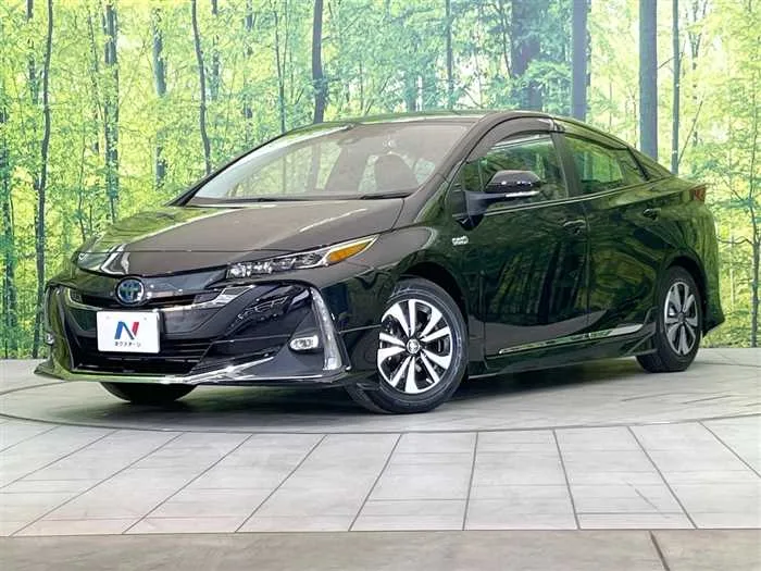 Toyota Prius PHV 2022 — фото 1, купить с доставкой в Москву
