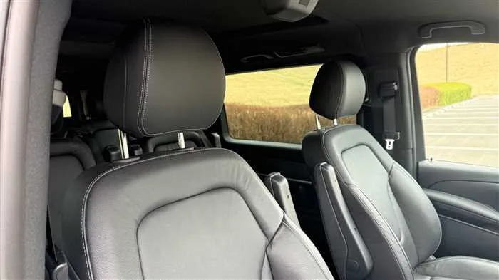Mercedes-Benz V-Class V220d AMG 2022 — миниатюра 3