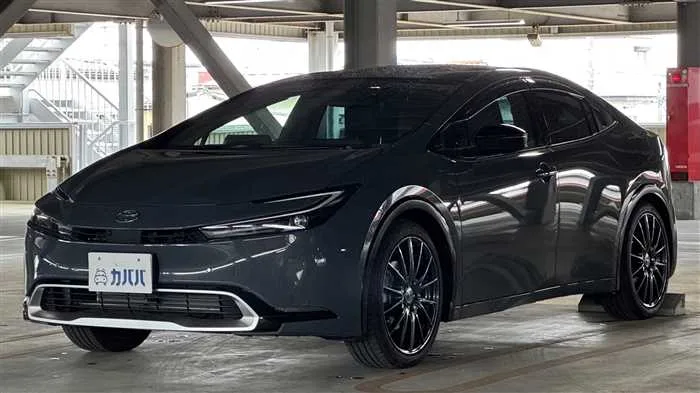 Toyota Prius Z PHEV 2023 — фото 1, купить с доставкой в Москву