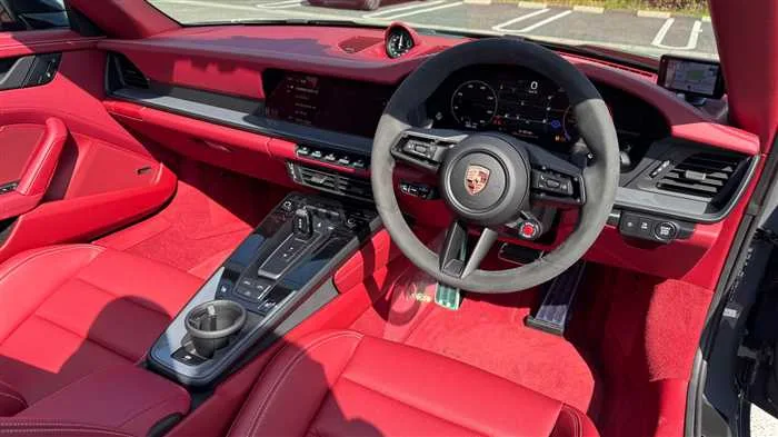 Porsche 911 4 GTS 2025 — миниатюра 3