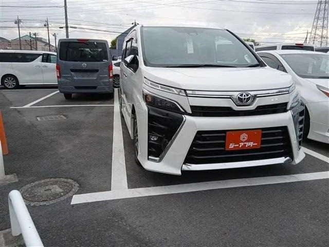 Toyota Voxy 2022 — фото 1, купить с доставкой в Москву