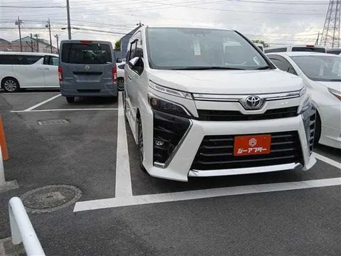 Toyota Voxy 2022 купить в Москве