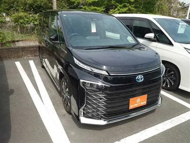 Toyota Voxy 2022 — фото 1, купить с доставкой в Москву