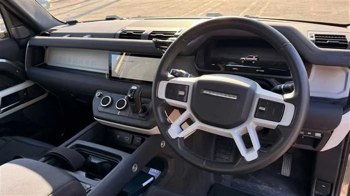 Land Rover Defender 90 SE P300 2023 — миниатюра 5